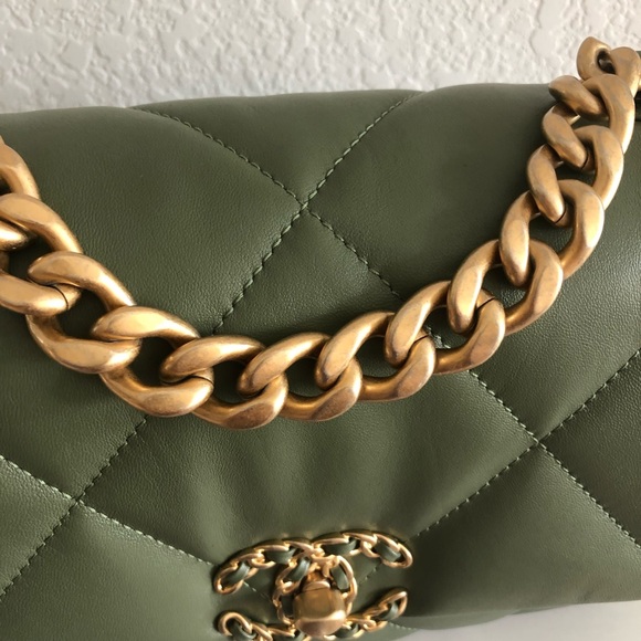 Brand new CHANEL small 19 green handbag - Picture 7 of 16
